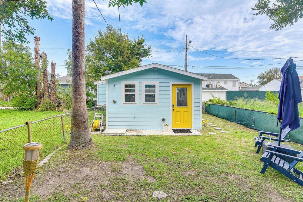 Updated Galveston Studio w/ Deck - 1 Mi to Beach!