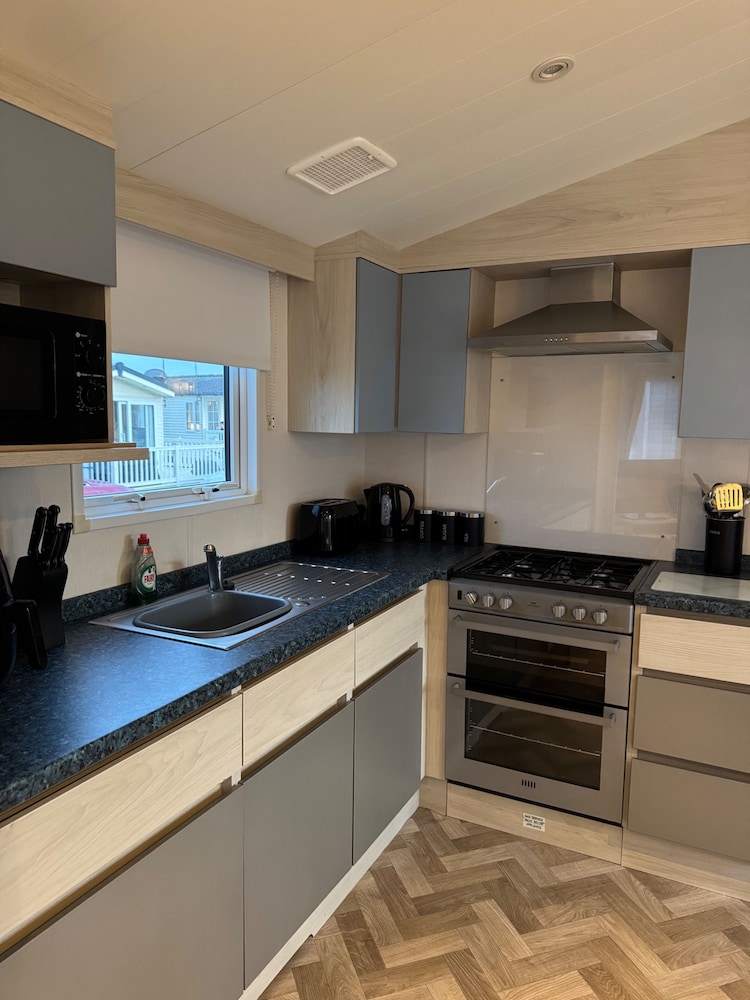 3 Bedroom Stunning Caravan Justin