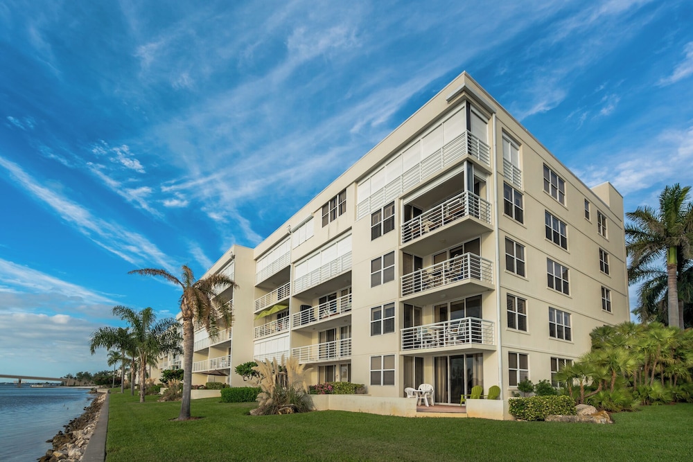 Bahia Vista 17-881 by Distinctive Beach Rentals