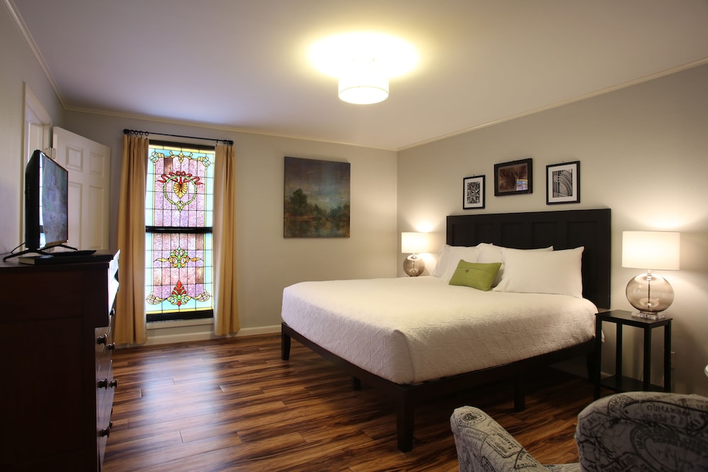 Eureka Springs Vacations - Tower House Inn - Property Image 21