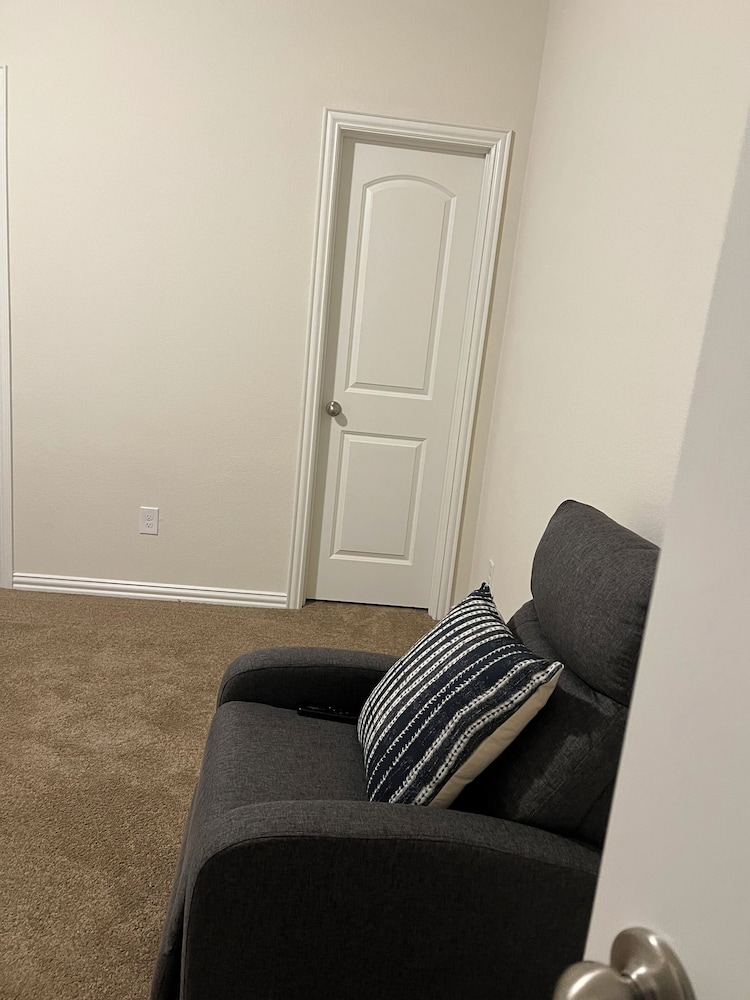 Balmoral Lakeside 5br 4ba House