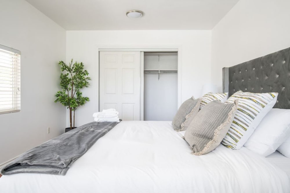 Charming Spacious Home - Modern Comforts Prime Location