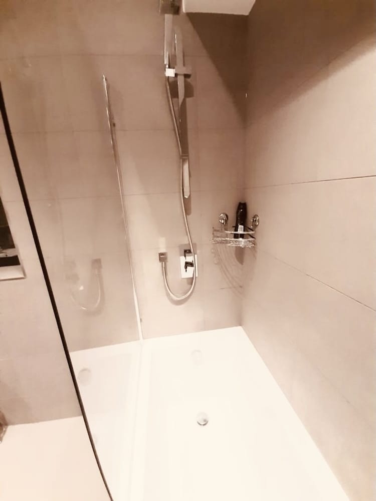 Immaculate 1-bed Apartment in Watford view 5