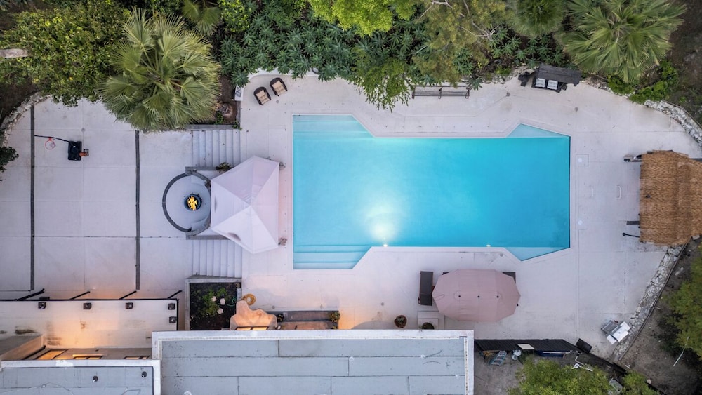 Del Campo Villa - 4BR Woodland Hills Gem With Pool and Cabana