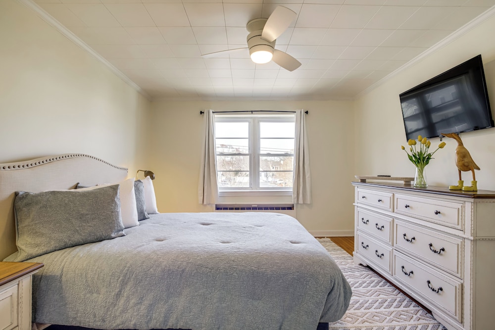 Cambridge Apt in Walkable Neighborhood