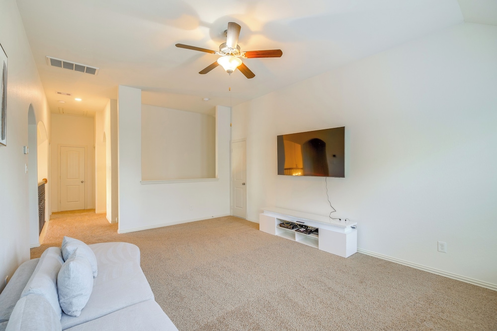 22 Mi to Dtwn Houston: Spacious Baytown Home!