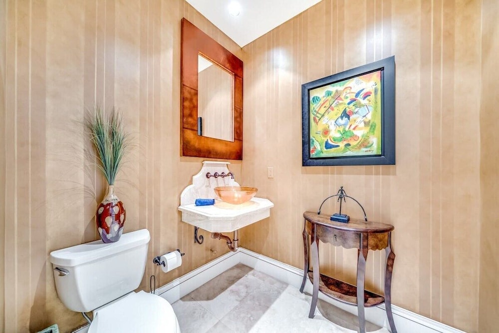 5 Bedroom Luxury Home, Minutes to Las Olas, Shops & Beach