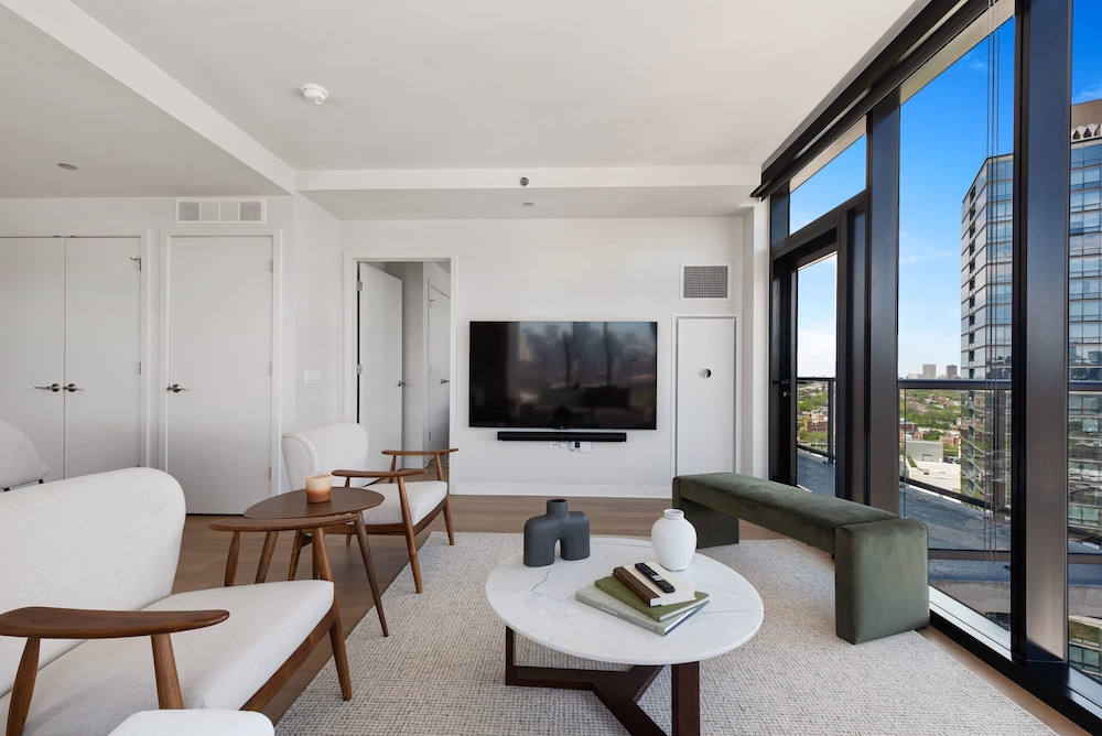 Lincoln Park Oasis Safe Stay Balcony Views