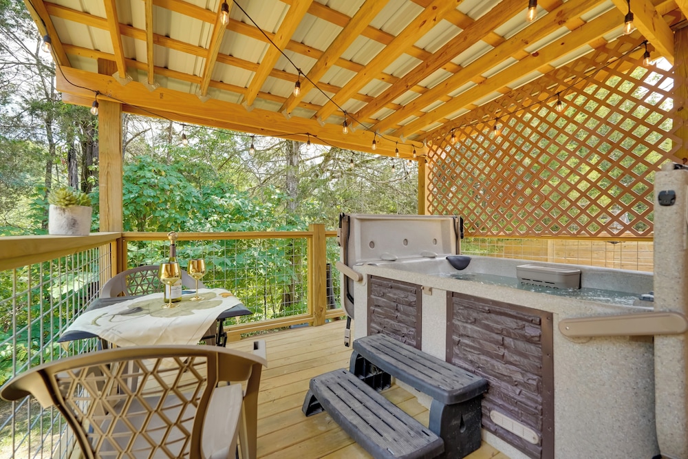 1 Mi to Douglas Lake: Blissful Escape w/ Hot Tub!