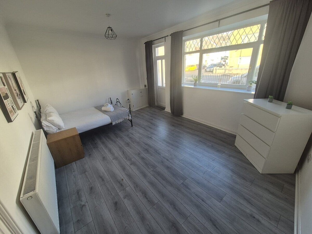 City Centre 6-bed Swansea Getaway