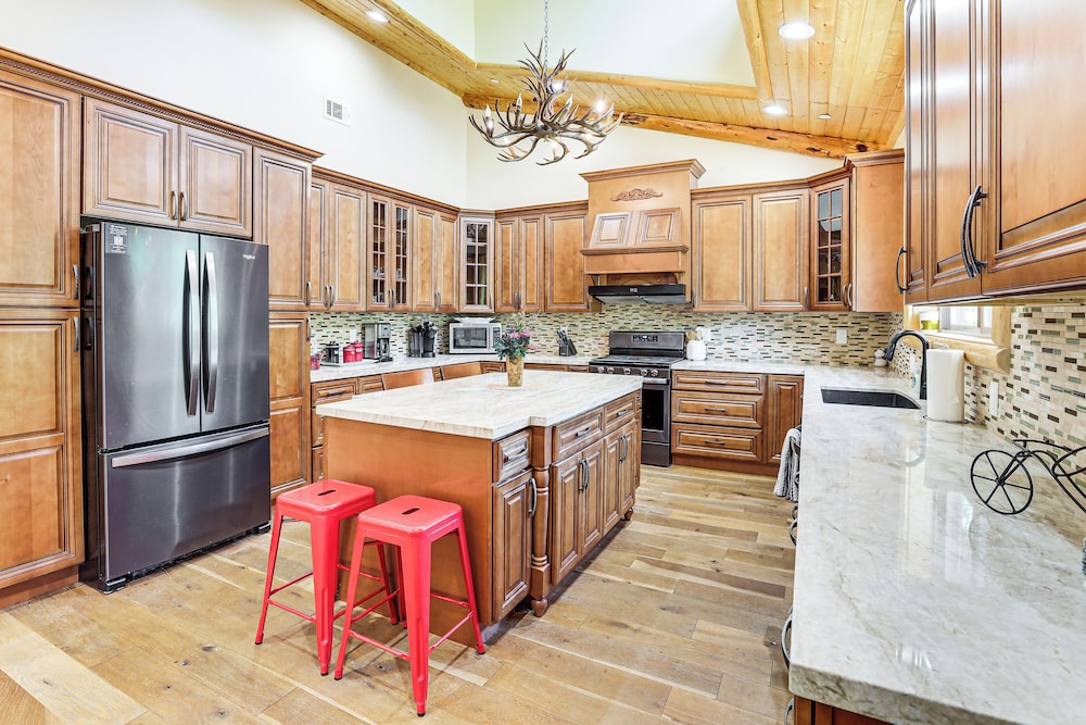 Hot Tub + Game Room: Mtn-view Retreat in Big Bear!