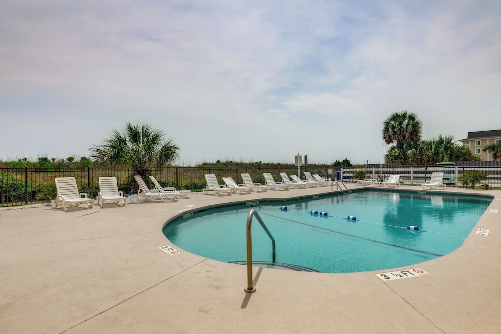 1 Mi to Barefoot Landing: Condo w/ Pool Access!
