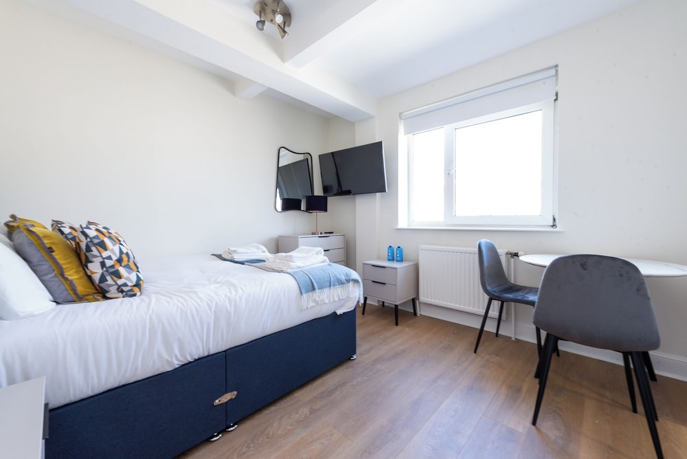 Apt 856 Chelsea Cloisters Sloane Avenue