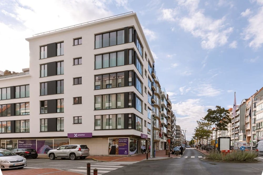 Stunning Apartment on top Location With Parking
