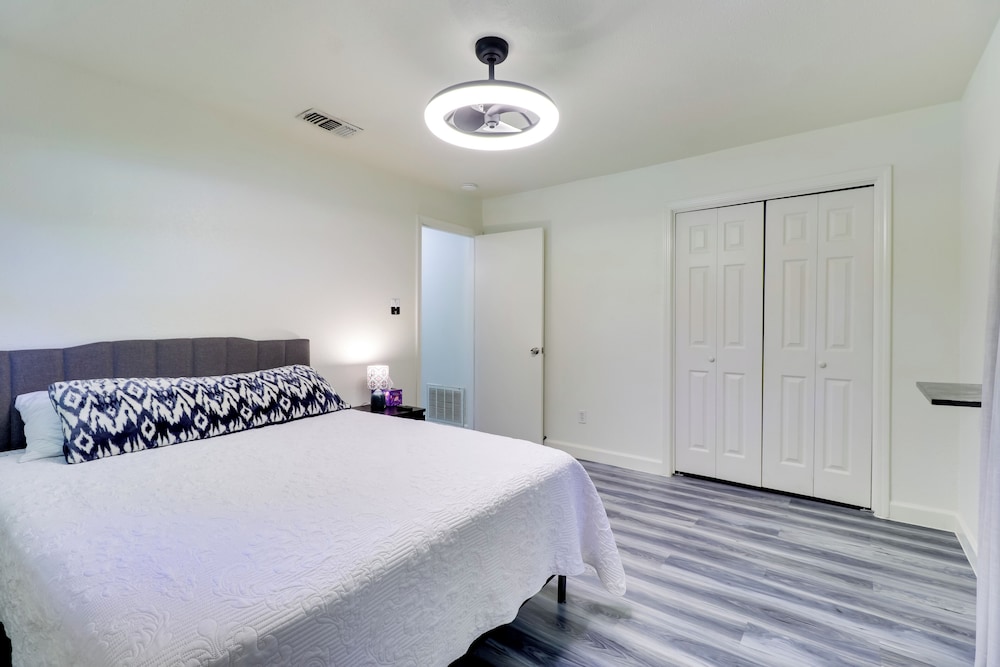 1 Mi to Dtwn + Fenced Yard: Georgetown Getaway!