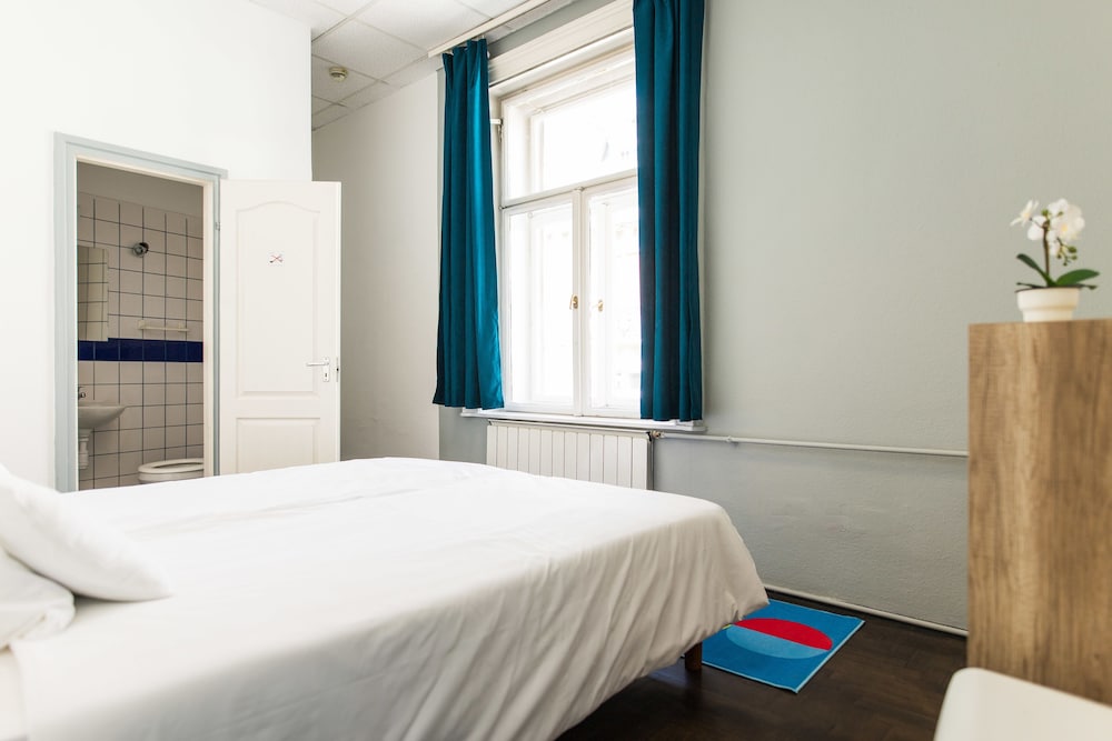 2B Hostel & Rooms