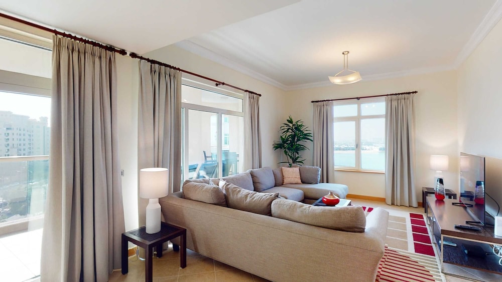 Al Dabas Beach Views 3BD Sleeps 6 Beachfront Beach Pool Access