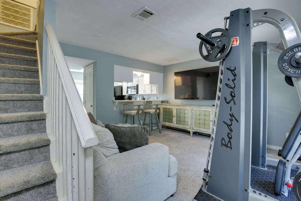 Pets Welcome! Humble Townhome 4 Mi to Airport