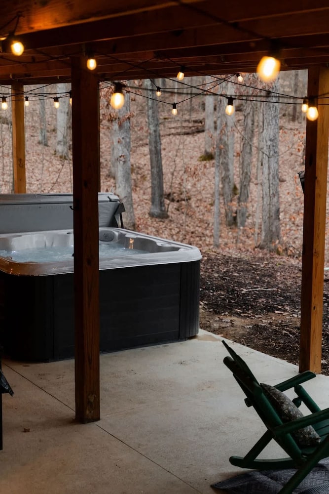 Sleeps 16! Luxury Cabin With Game Room & Hot Tub