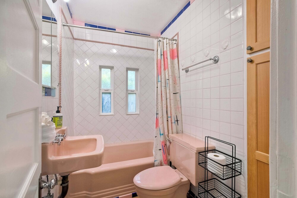 Vintage Beach Bungalow - For 6!