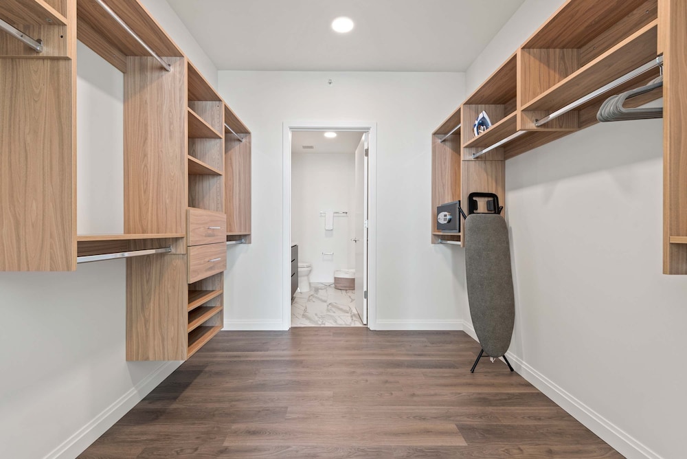 High-rise 65 Fl Apt w Lux Amenities Lake Views