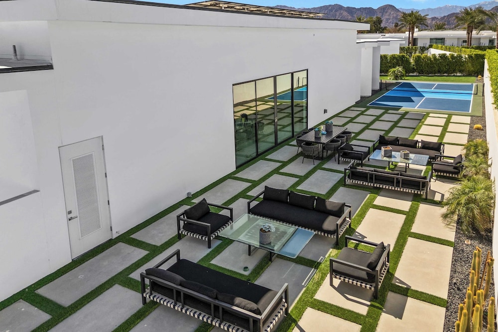 Luxury Retreat Pool, Putting Green + Pickleball Sleeps 17 Bravo Villa 8 by Avantstay