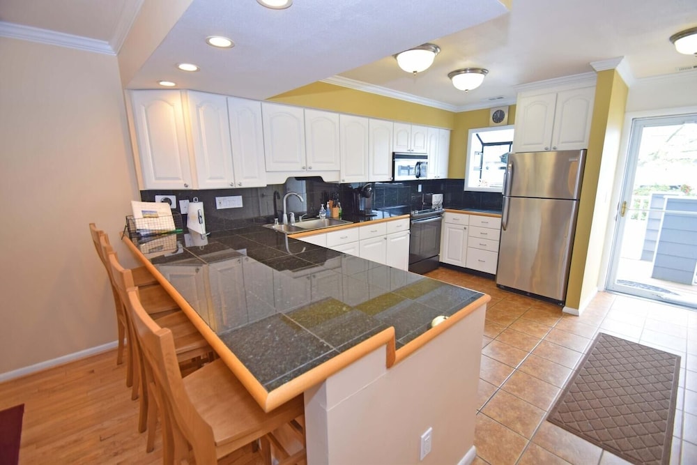 Harbour Island 46G 2 Br townhouse by RedAwning