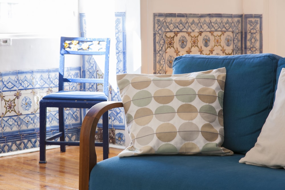 JOIVY Classic 3BR home w/workspace in Chiado, 2mins from Baixa-Chiado subway view 2