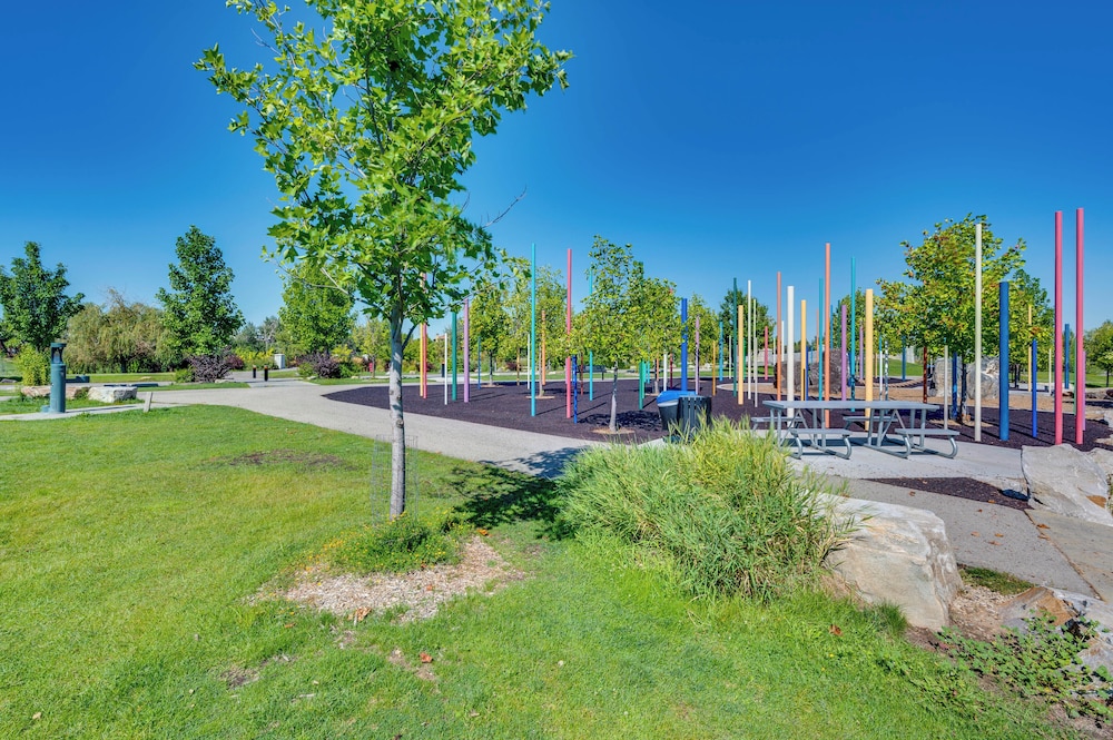 Boise Townhome w/ Rooftop Deck, 2 Mi to Downtown! view 3