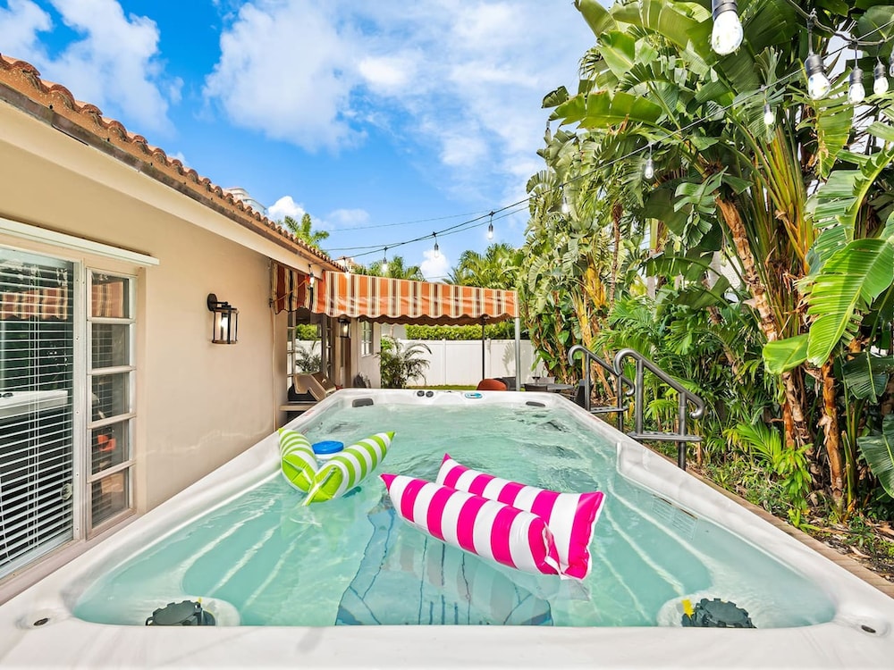 Beach Bungalow Walk to Beach Swimspa Jacuzzi