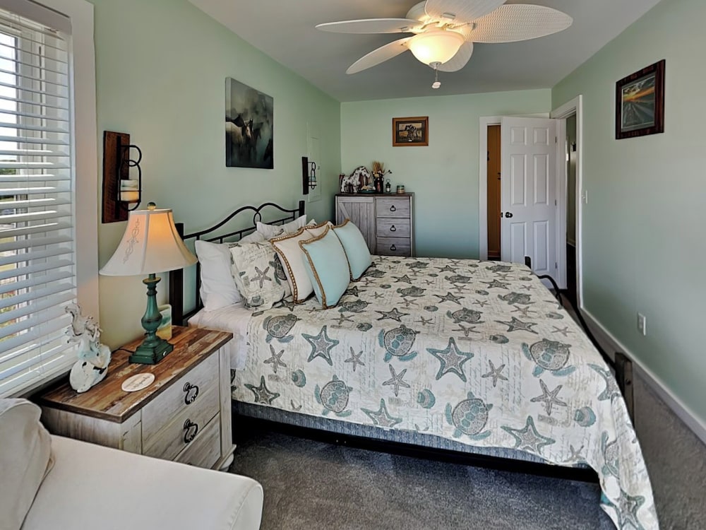 Salty Seahorse by Topsail Realty