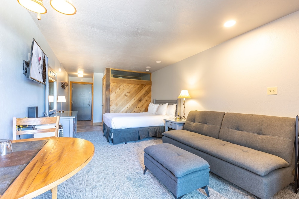 Lake Tahoe Vacations - Hotel Style Room in The Timber Creek Lodge by RedAwning Save 10 on 3 Nights, 15 on 5 Nights! - Property Image 3