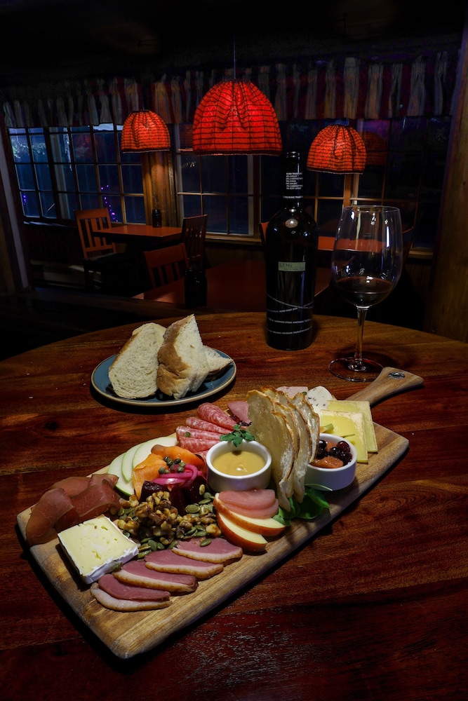 Storm Mountain Lodge Cabins & Dining