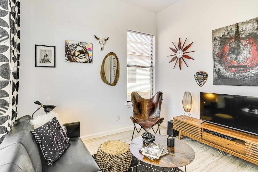 Walk to Lake: Modern Pet-friendly Home in Granbury