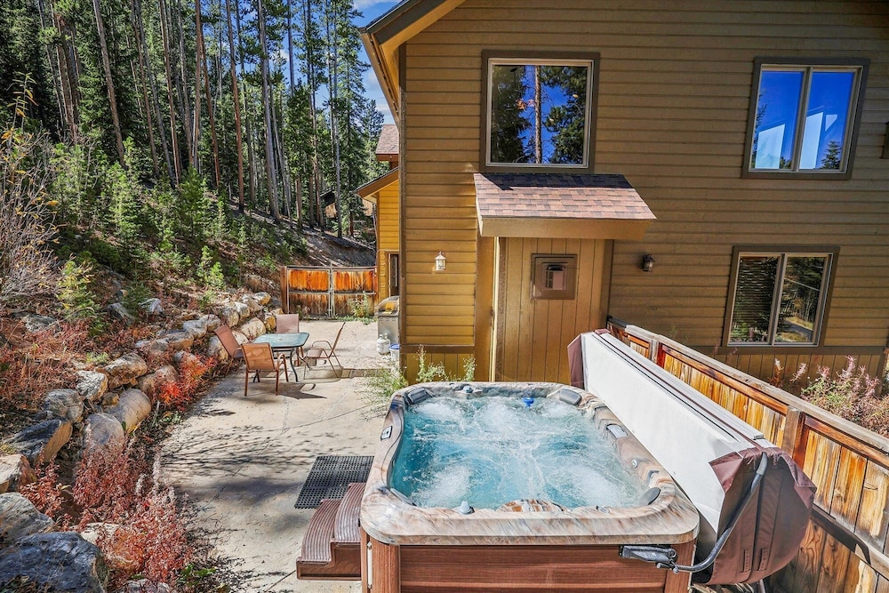 High Point Lodge 5 Bedroom Home by RedAwning