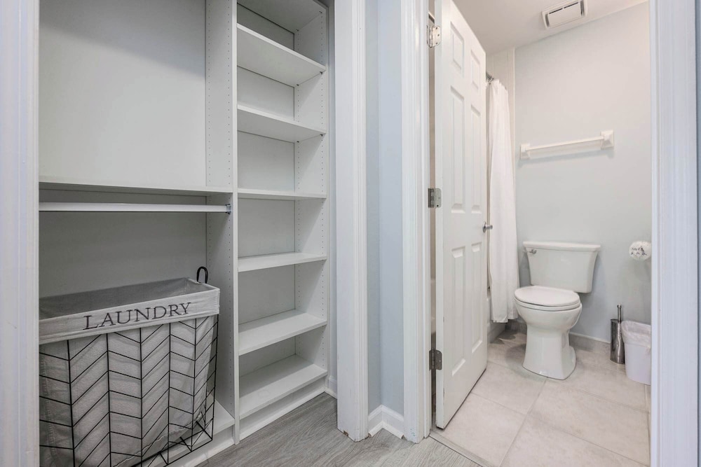 Sunshine & Whiskey Condo for 6 With Resort Amenities Near Grand Boulevard