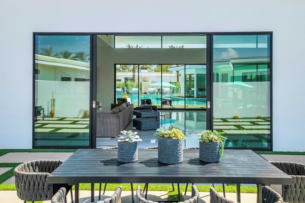Luxury Retreat Pool, Putting Green + Pickleball Sleeps 17 Bravo Villa 8 by Avantstay