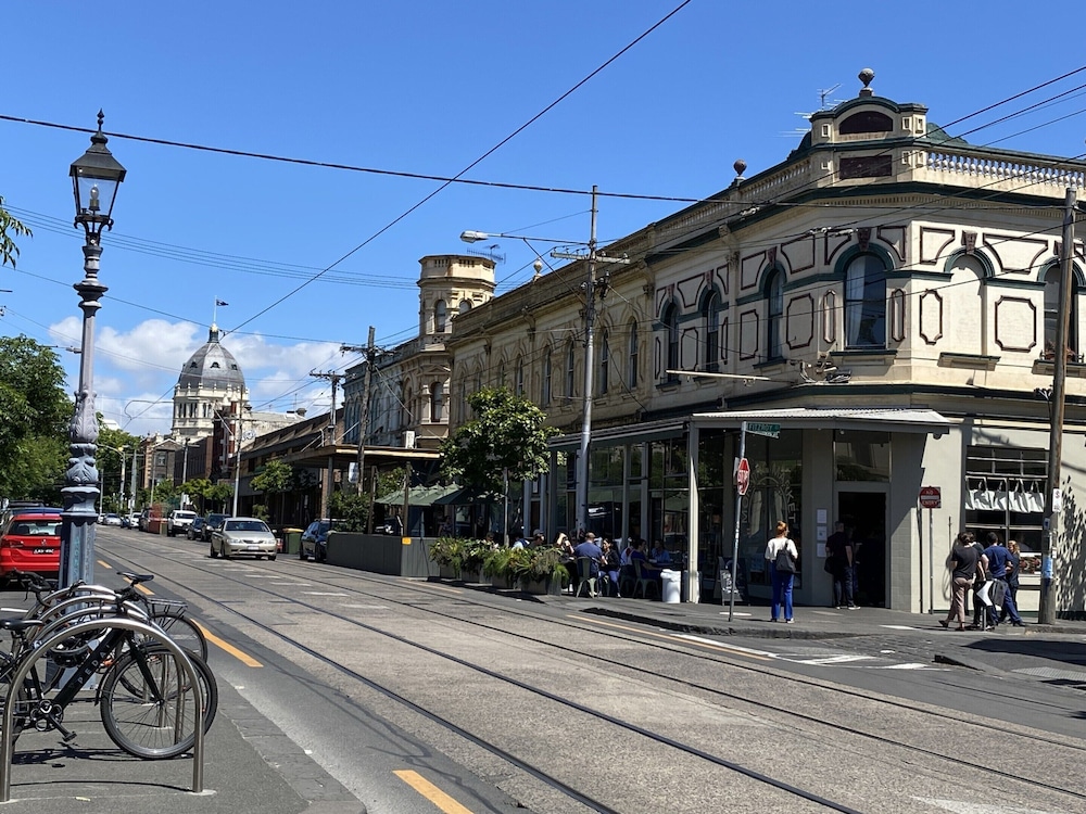 Bright 2-bed Apartment in Fitzroy's Heart