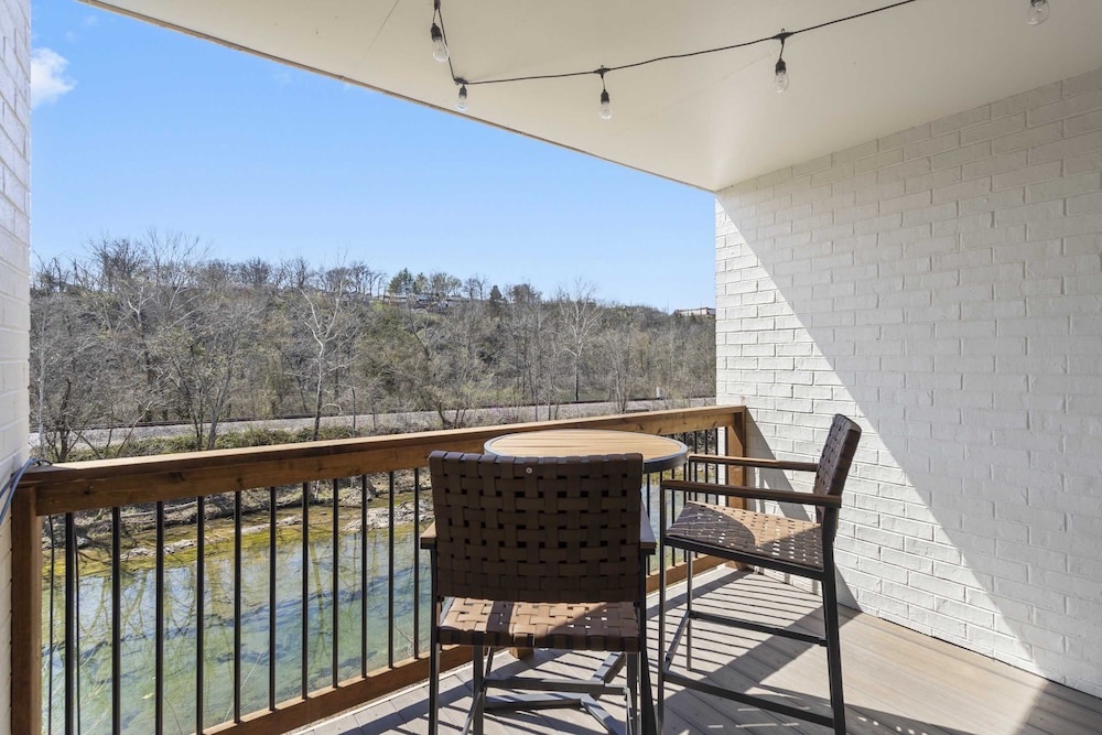 Modern Yote Condo at Roark Creek