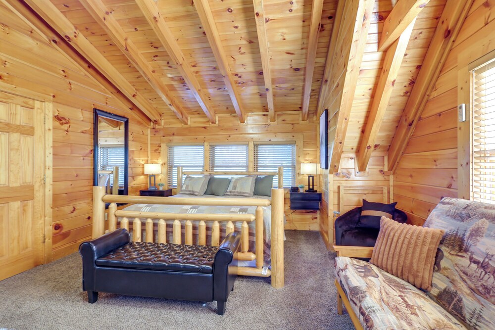 5 Mi to Dtwn: Cabin w/ Hot Tub in Pigeon Forge! view 5