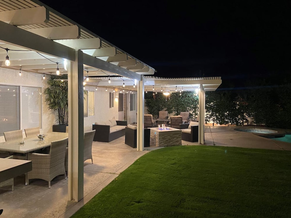 Stunning 5 Star Home Retreat Private Pool Spa BBQ 4 BR