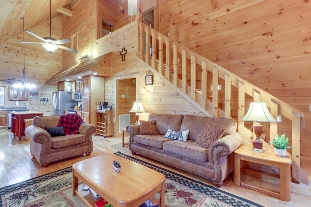 Blue Ridge Cabin w/ Hot Tub, 5 Mi to Downtown!