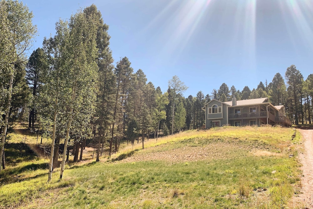 Hilltop Haven in Florissant: Deck + Mountain View! view 2