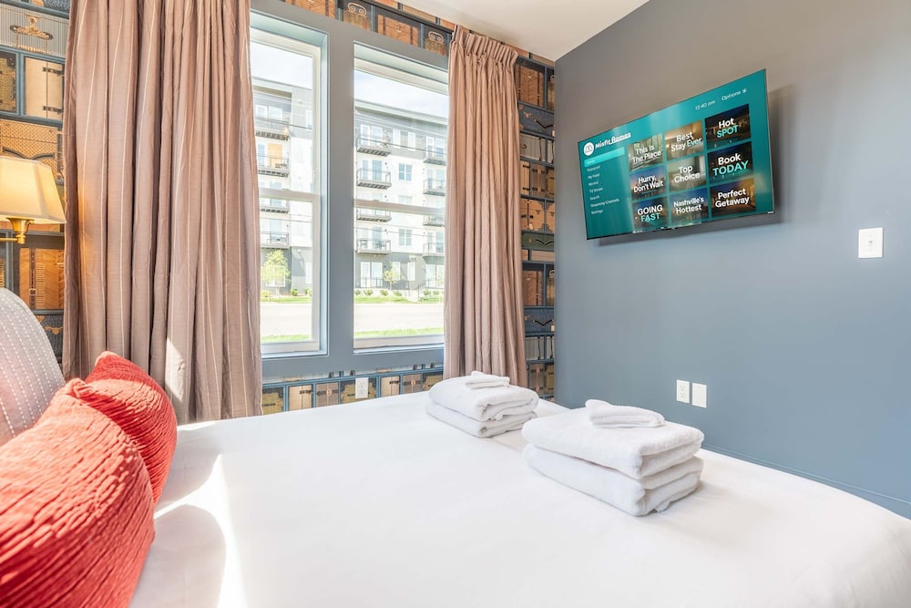 Luxe Group Stay With Hot Tub Rooftop Lounge