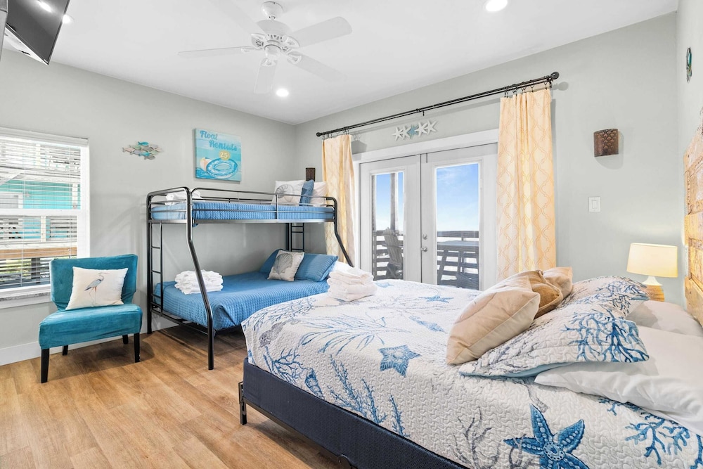 Laguna Sunrise Water Views, Private Pool + Minutes to Padre Island & Beaches