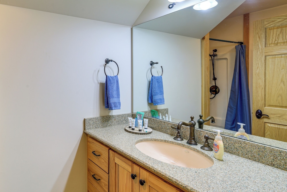Near Boone-custom Built Cabin: 3 BR 3 BA W/hot Tub