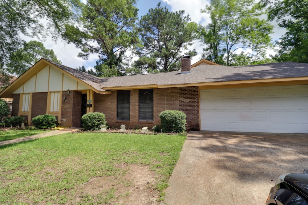 5 Mi to Bellhaven: Spacious Getaway in Jackson
