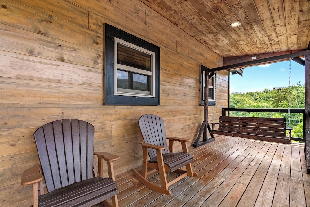 Amazing View Cabin w Gameroom Hot Tub Fire Pit