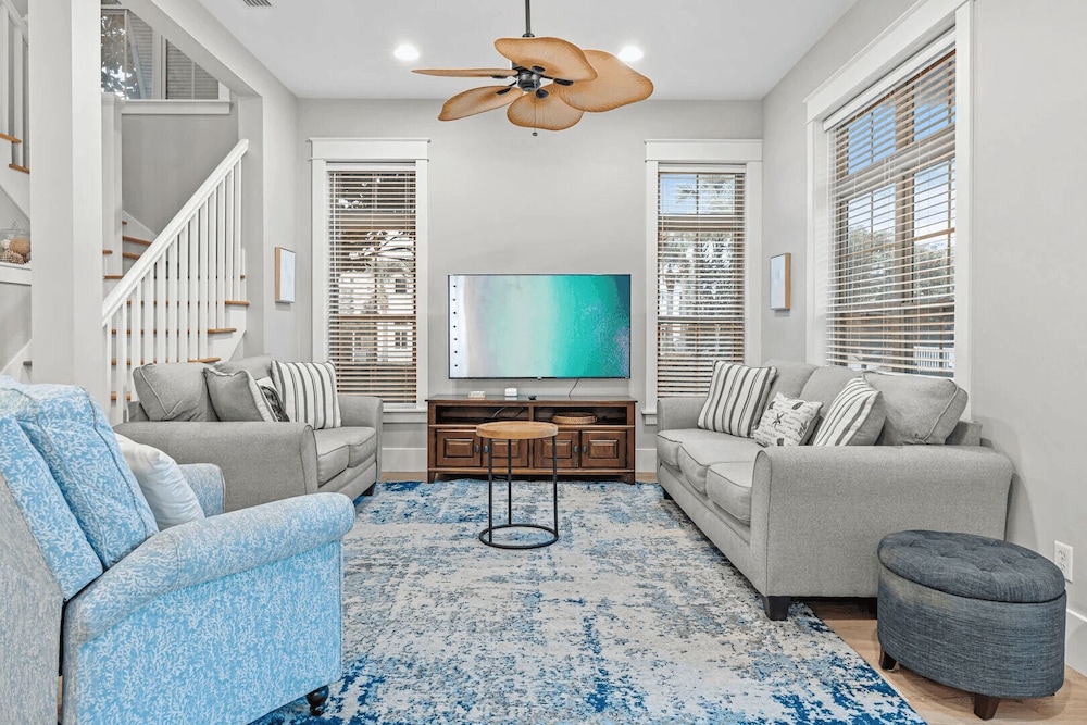 Sandy Smiles by Avantstay Seagrove Walk to Beach + Pool