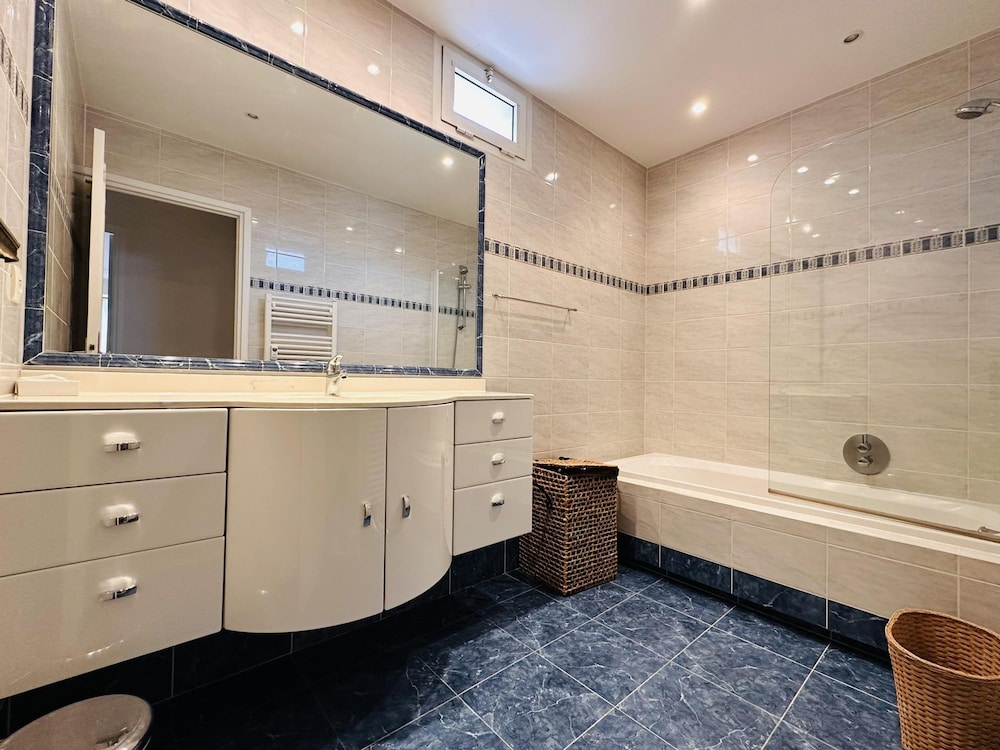 Two Bed Apt in the Center of Cannes - 2229
